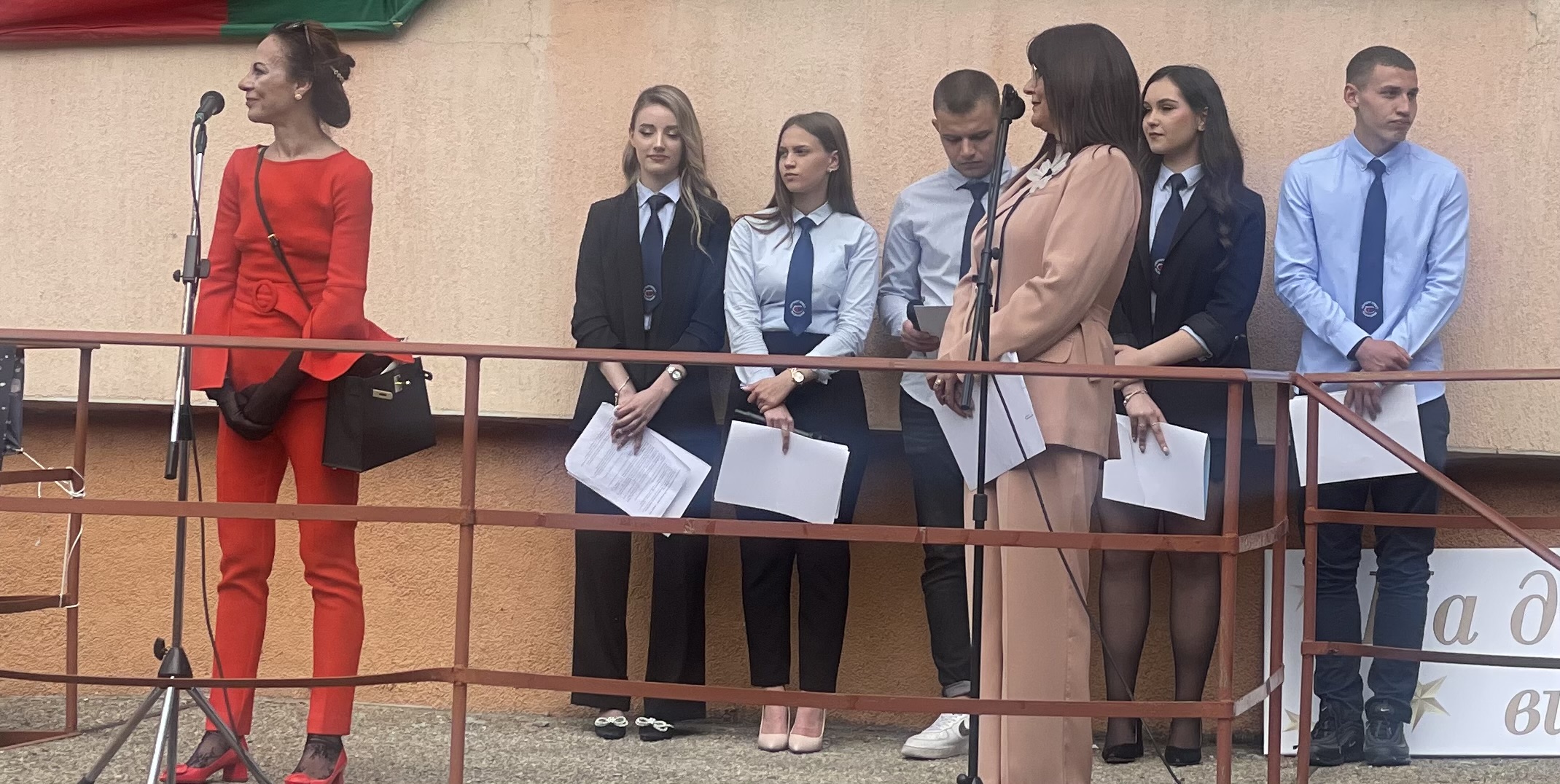Д-р Цветелина Спиридонова пред зрелостниците в ЕГ „Бертолт Брехт“:                           Пожелавам Ви смирение, но никога примирение!
